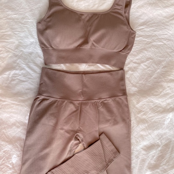 Yoga Set ! 🧘🏻‍♀️ - Picture 2 of 3